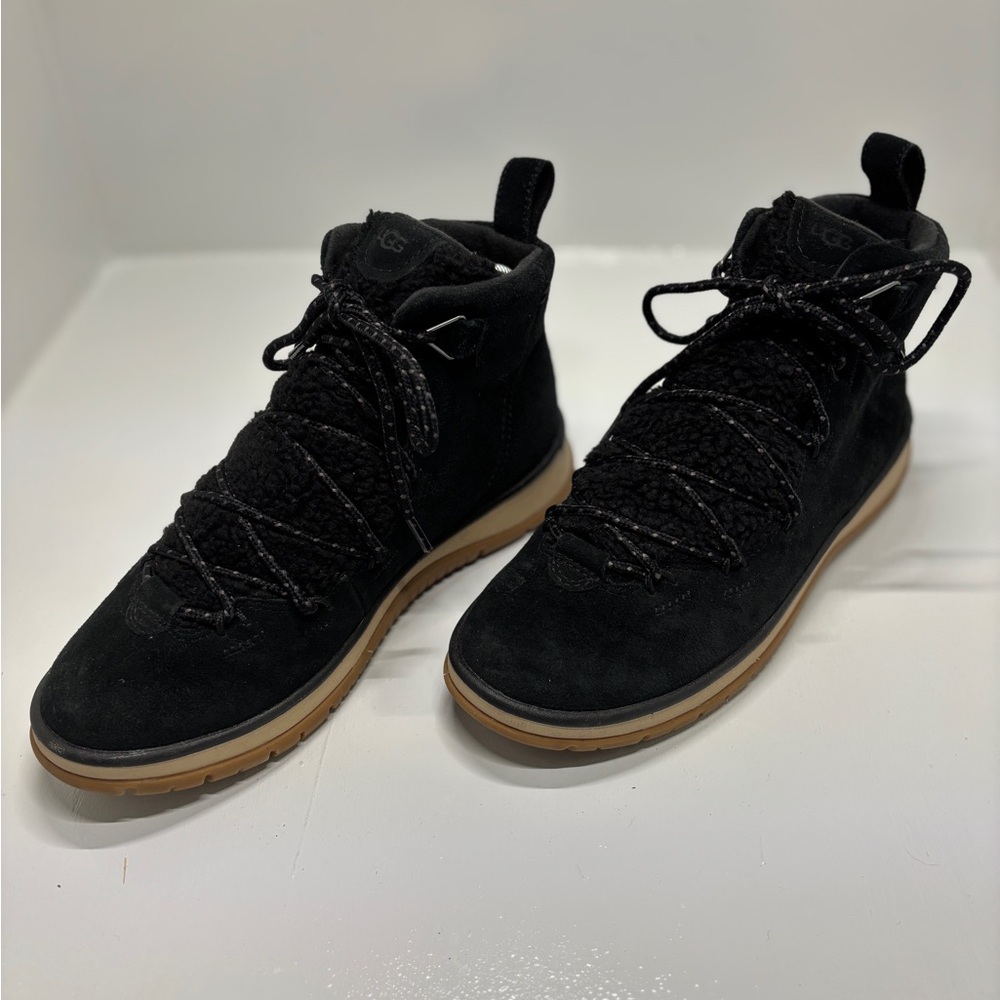 UGG Neumel Boots Black Suede Chukka Gum Middle Sole Size 9 EU 40 - Picture 2 of 11